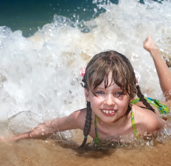Emoción chica en la costa del mar . — Foto de Stock