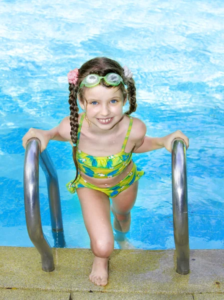 Kind im Schwimmbad. — Stockfoto
