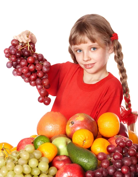 Sebze ve meyve yiyen çocuk. — Stok fotoğraf