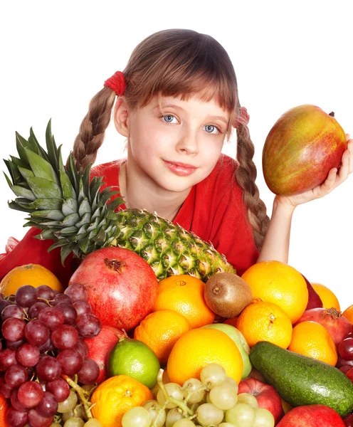 Kind eten van groente- en fruitsector. — Stockfoto