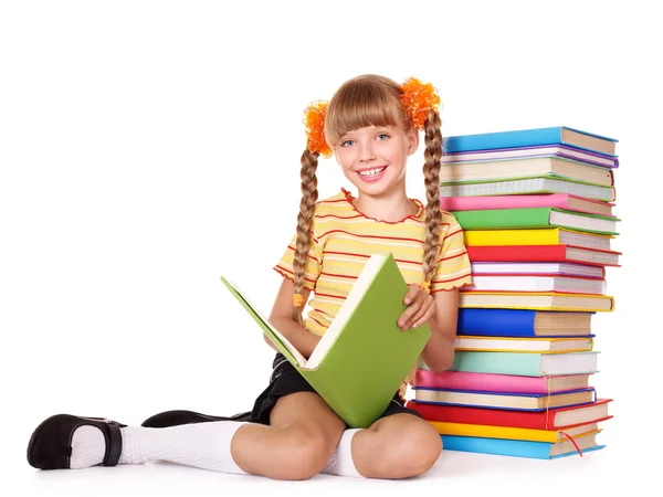 Školačka čtení hromady knih. — Stock fotografie