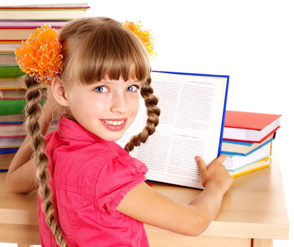Criança lendo livro aberto na mesa . — Fotografia de Stock