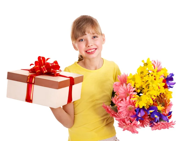 Kind mit Geschenkbox und Blumen. — Stockfoto