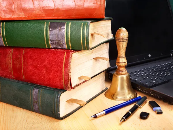 Boeken en laptop. schoolbenodigdheden. — Stockfoto