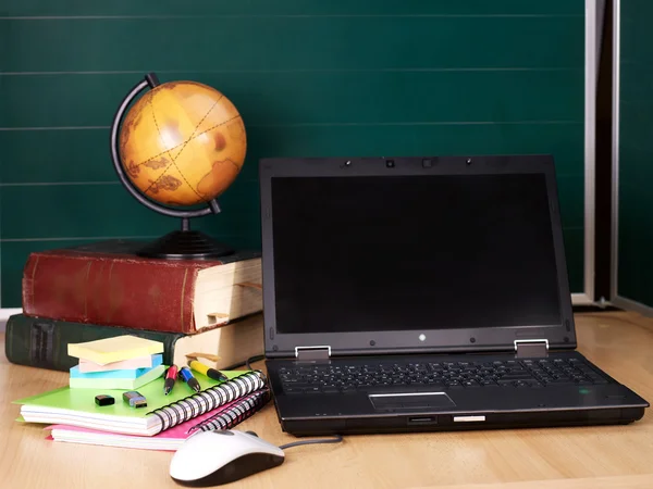 Libros y laptop. Material escolar . —  Fotos de Stock