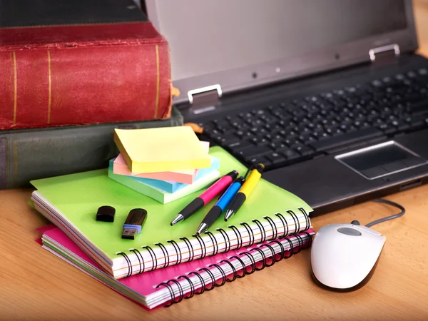 Libri e laptop. Forniture scolastiche . — Foto Stock
