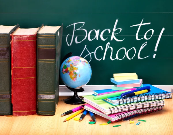 Boeken en schoolbord. schoolbenodigdheden. — Stockfoto