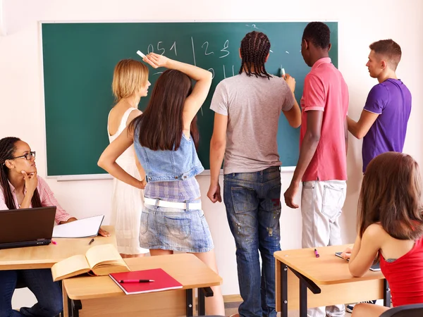 Student in klas in de buurt van blackboard. — Stockfoto