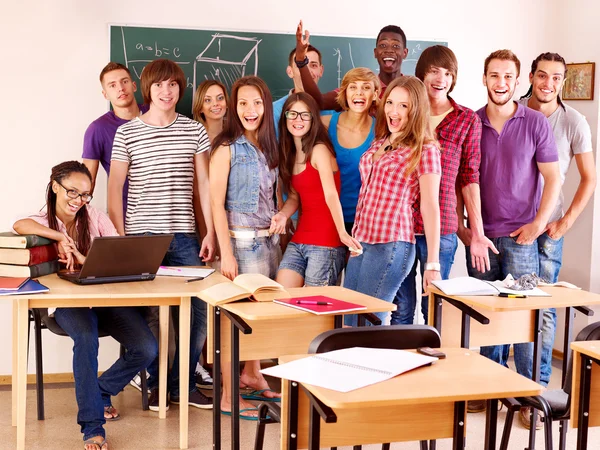 Uczniów w klasie w pobliżu tablica. — Zdjęcie stockowe