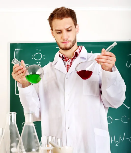 Φοιτητής Χημείας άνθρωπος με φιάλη. — Φωτογραφία Αρχείου