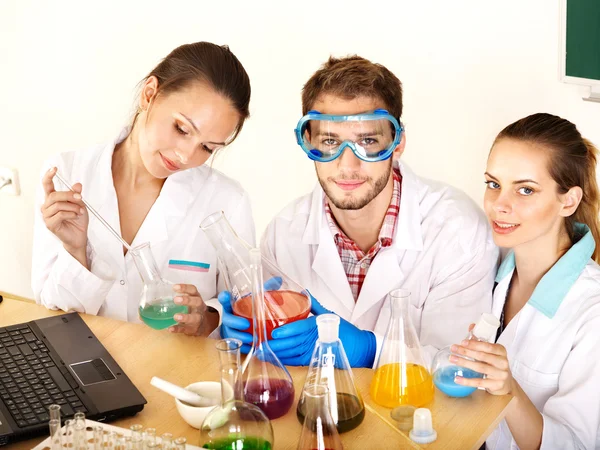 Ομάδα φοιτητών χημείας με φιάλη. — Φωτογραφία Αρχείου