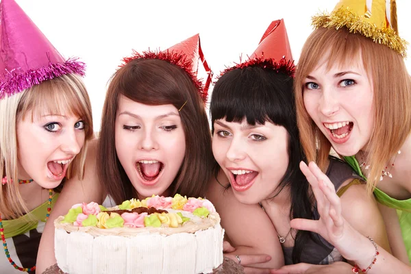Grupp glada unga med tårta. — Stockfoto