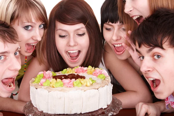 集团的快乐年轻人与蛋糕. — 图库照片