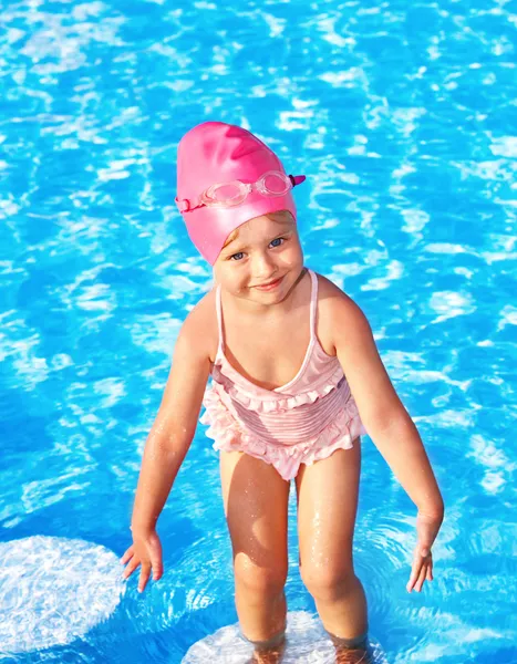 Dětské plavání v bazénu. — Stock fotografie