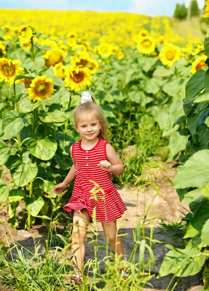 Çocuk holding ayçiçeği açık. — Stok fotoğraf