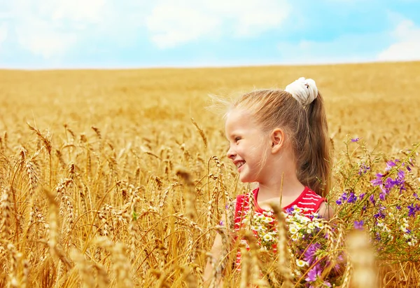 Enfant dans le champ de blé . — Photo
