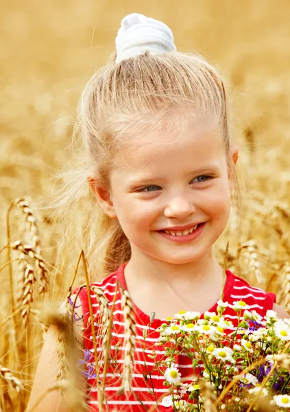 Kind im Weizenfeld. — Stockfoto