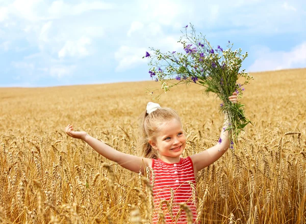 Enfant dans le champ de blé . — Photo