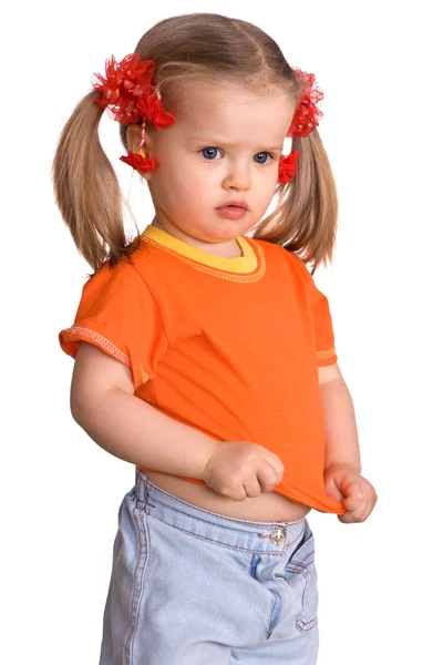 Девочка в оранжевой футболке и джинсах . — стоковое фото
