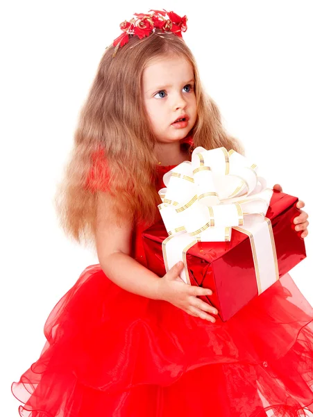 Hediye kutusu ile Kırmızı elbiseli kız çocuk. — Stok fotoğraf