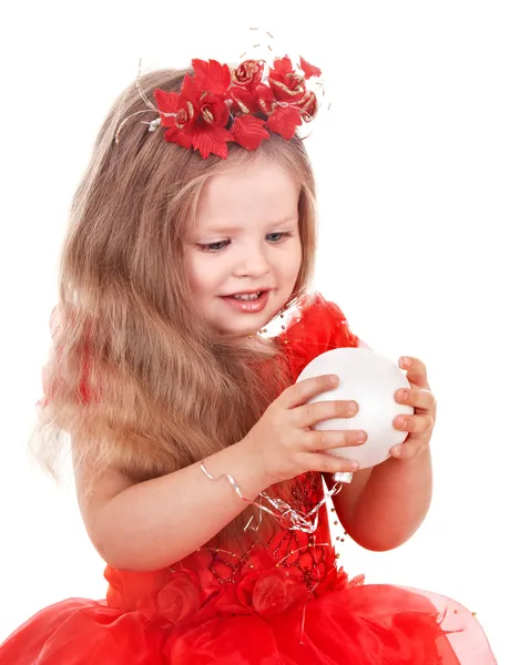Dziewczynka w czerwonej sukience trzymając piłkę Bożego Narodzenia. — Zdjęcie stockowe