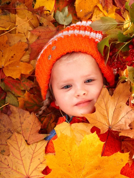 Menina no outono folha de laranja e baga vermelha . — Fotografia de Stock