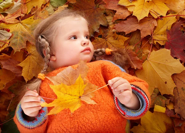 Дівчинка в осінньому апельсиновому листі . — стокове фото