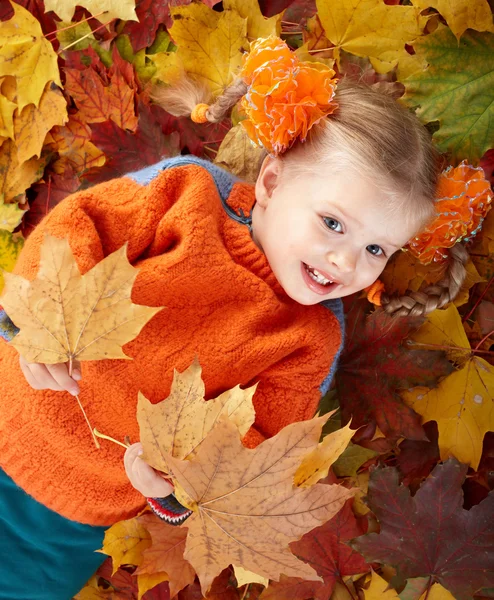 Enfant en feuilles d'automne orange et boîte cadeau . — Photo