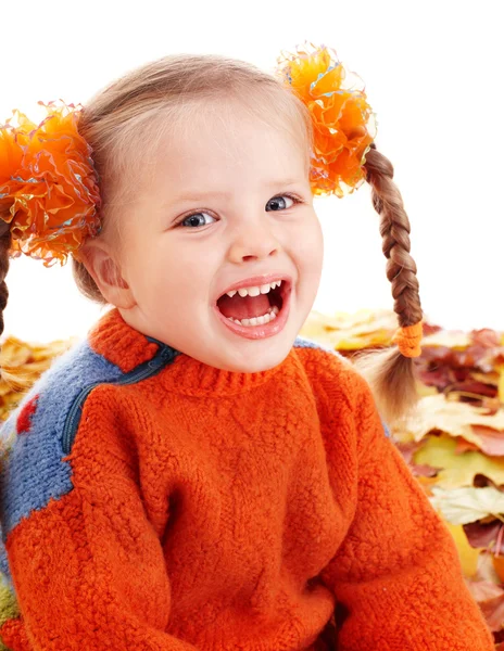 Kind im Herbst orange Blätter. — Stockfoto