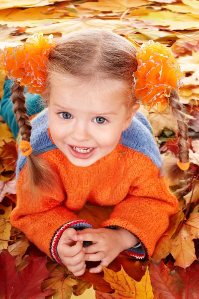 13χρονου κοριτσιού στη φθινοπωρινή πορτοκαλί φύλλα. — Φωτογραφία Αρχείου