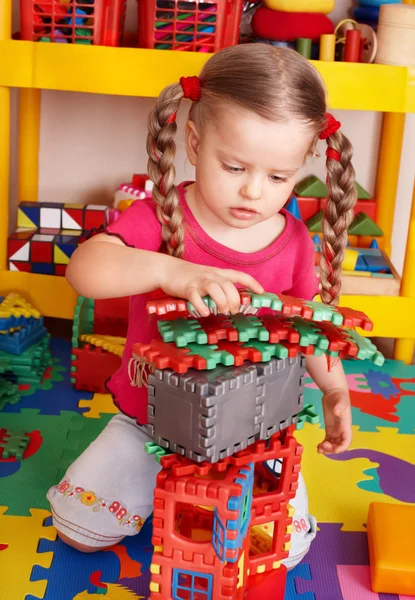Barn plaing block och konstruktion i förskolan. — Stockfoto