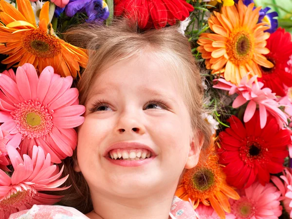 Schattig kind liggend op bloem. — Stockfoto