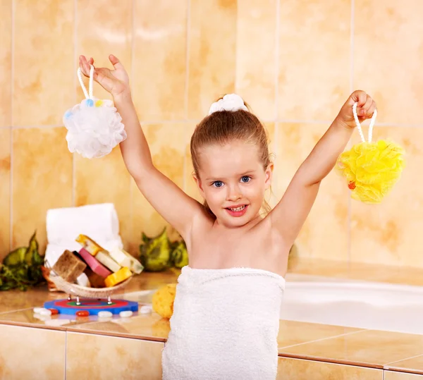 Kid lavaggio in bagno . — Foto Stock