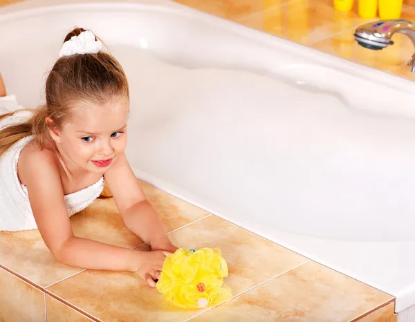 Çocuk banyo yıkama. — Stok fotoğraf