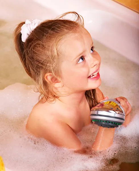 Lavado de niños en el baño . —  Fotos de Stock