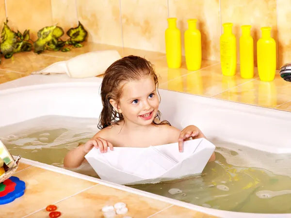 Kid lavagem no banho . — Fotografia de Stock