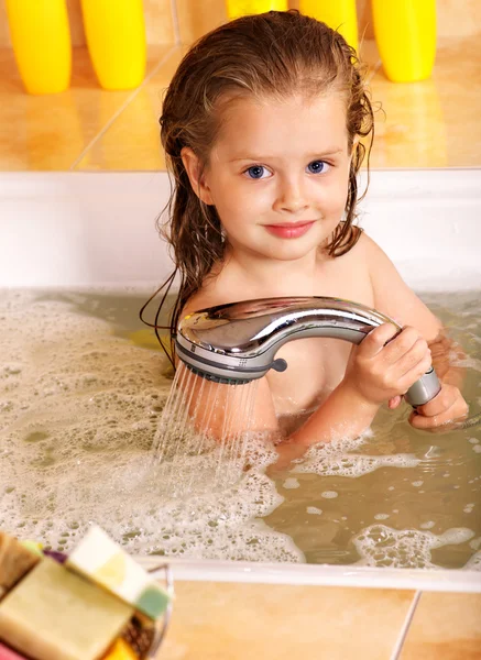 Kid praní v lázni. — Stock fotografie