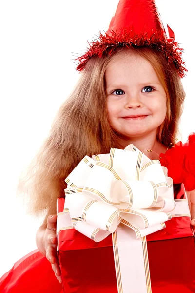Verjaardag kind in rode jurk met doos van de gift. — Stockfoto