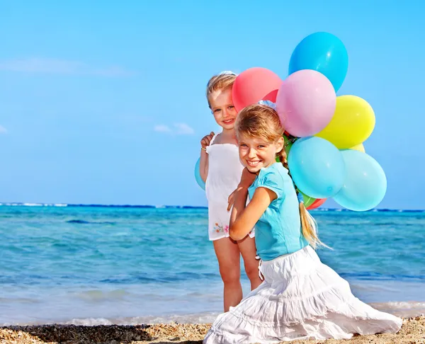 Τα παιδιά παίζουν με μπαλόνια στην παραλία — Φωτογραφία Αρχείου