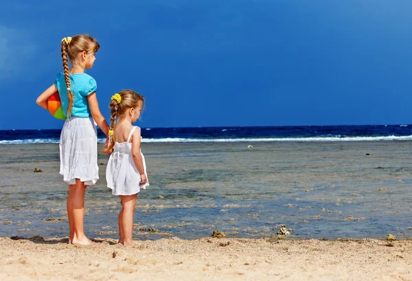 Children holding hands walking on the beach. — Stock Photo, Image