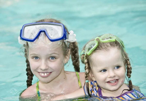 Bambini nuotare in piscina . — Foto Stock