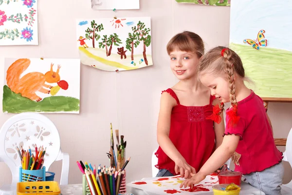 Barn målning i konst klass. — Stockfoto