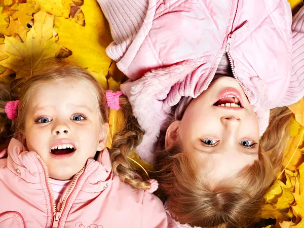 Kinder im Herbst orange Blätter. — Stockfoto