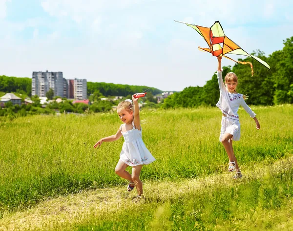 Дети запускают воздушного змея на открытом воздухе . — стоковое фото