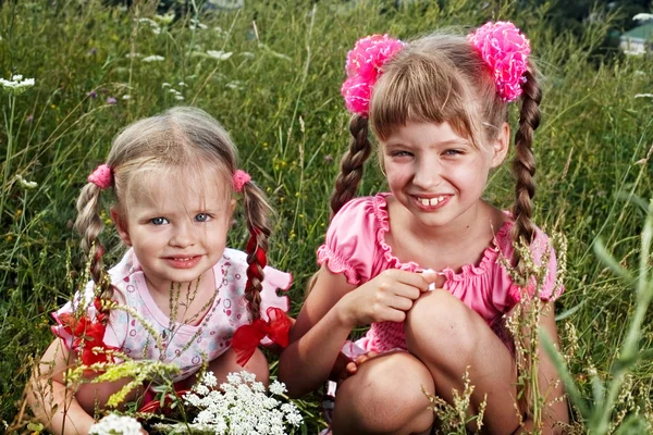 Groep van kind meisje in groene gras. — Stockfoto