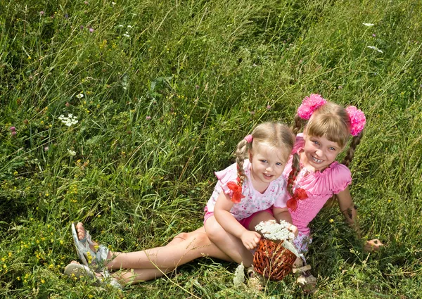 Holčičky na zelené trávě venkovní. — Stock fotografie