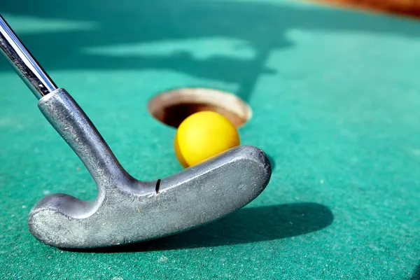 Палка для гольфа и мяч . — стоковое фото