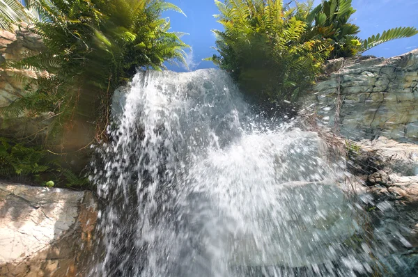 Cachoeira de montanha na floresta tropical malaia . — Fotografia de Stock