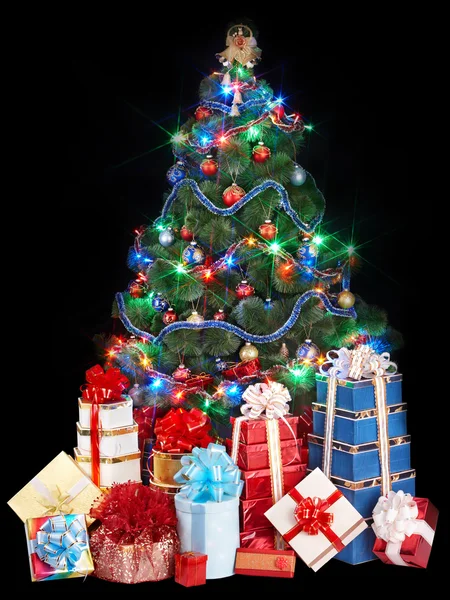 Weihnachtsbaum mit Stapel von Geschenkschachteln. — Stockfoto