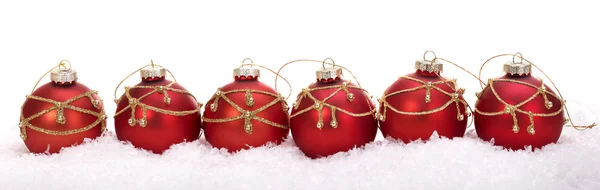 Gruppo di palline di Natale sulla neve . — Foto Stock